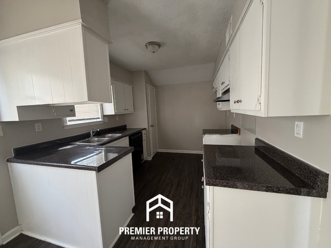 Building Photo - 3-Bedroom Single-Family Home for Rent in Memphis, TN - Vaulted Ceilings & Fenced Backyard