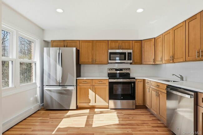 Building Photo - 35 Yennicock Ave