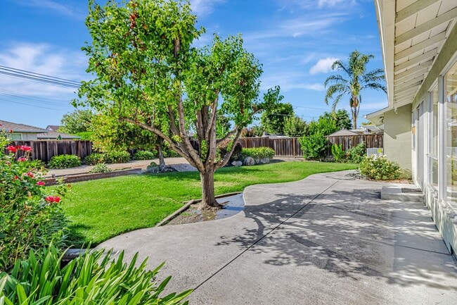 Building Photo - Charming 3-Bedroom 2-Bathroom Home in Sant...