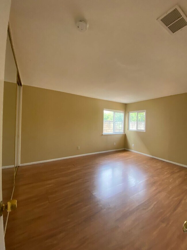 Building Photo - Pool Home in Ontario with Three Bedrooms