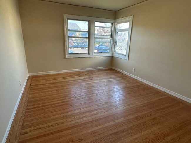 Building Photo - Epic REA - Great Home w/2 BR/1 BA Plus Bonus Loft in Mills Park Neighborhood