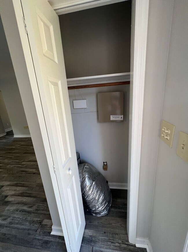 Building Photo - Adorable 3bdrm/1.5bth Cape-Cod  Located in Richmond's Southside!!  **NEWLY RENOVATED**