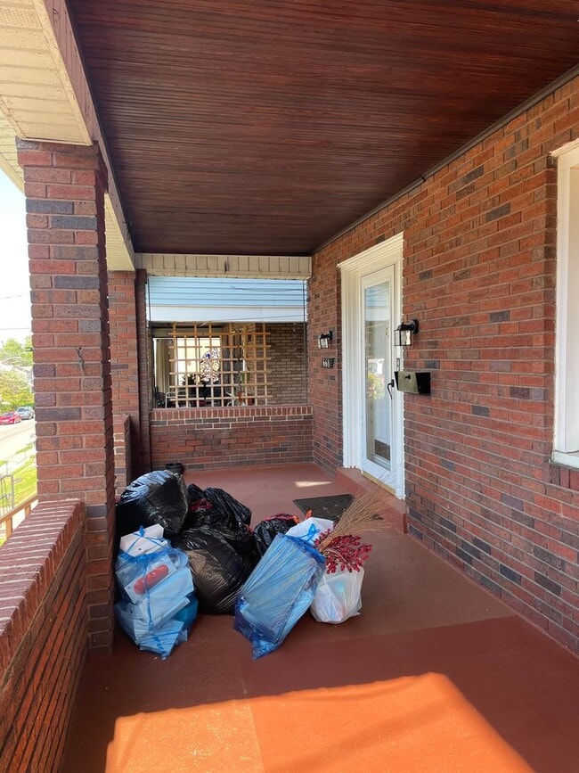 Building Photo - Spacious 3 Bedroom/2 Bathroom Home on Quie...