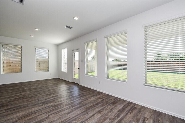 Building Photo - 2932 Tantara Dr