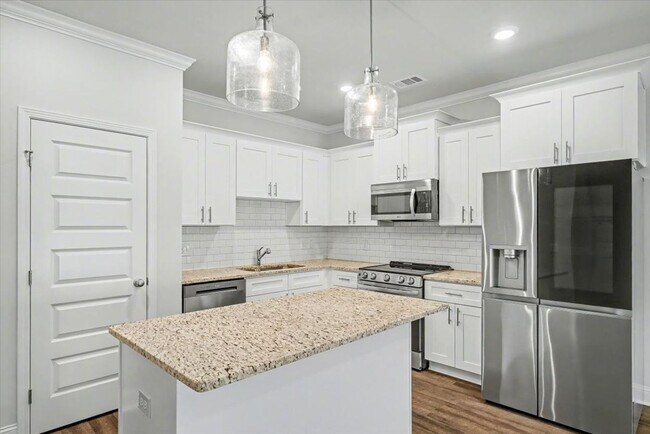Building Photo - Like New 3 Bed, 2.5 Bath End Unit Townhome in Richmond Hill