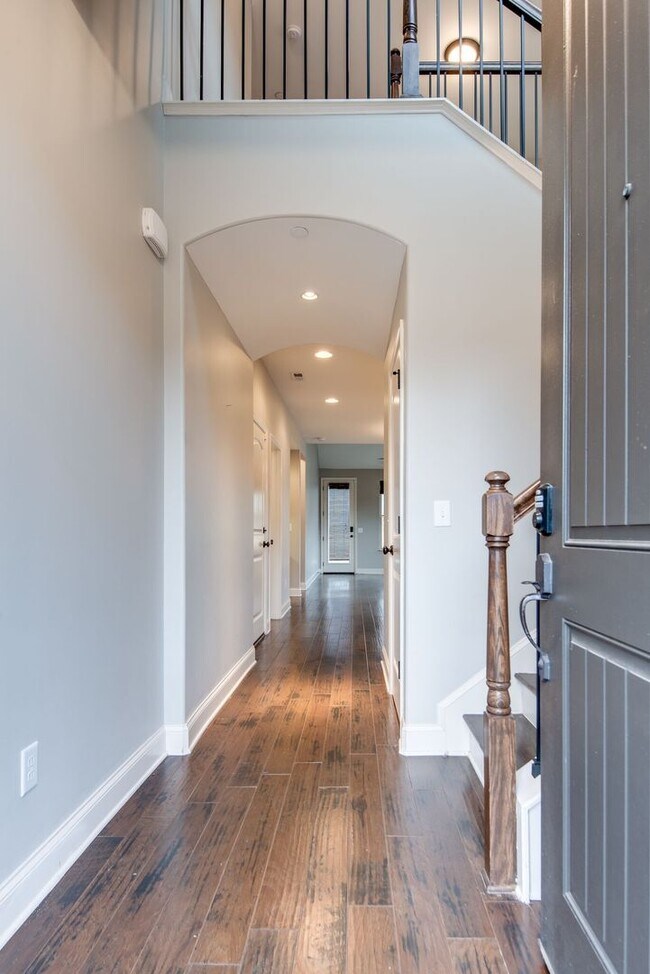 Building Photo - 3 Bed, 2.5 Bath End Unit Townhome w/ Garage