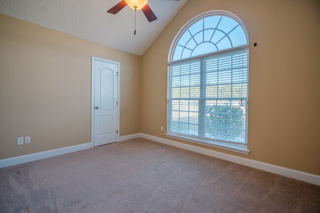 Building Photo - 59 Forest St NE