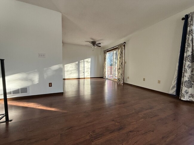 Building Photo - Spacious 3 bedroom home with a large Yard. Come see for yourself!