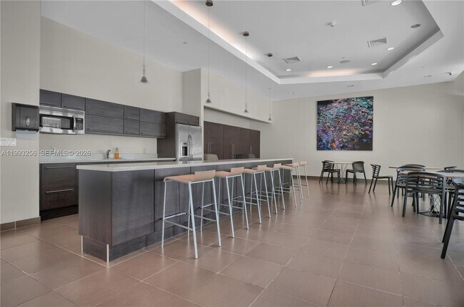 Building Photo - 1111 SW 1st Ave