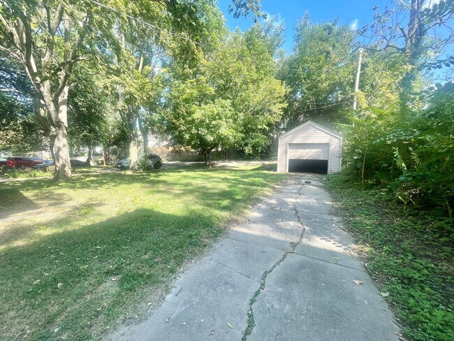 Building Photo - Spacious 4-bedroom, 2-bathroom home o