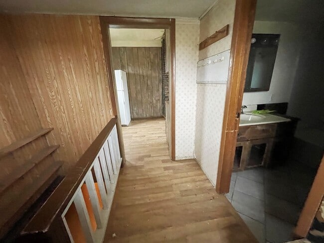 Building Photo - Exit 350 Acreage between Sioux Falls and Mitchell- 4 bedroom house