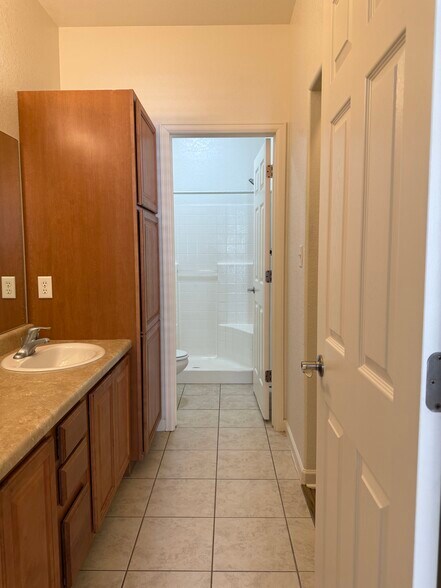 master bath - 2462 Thunder Mountain Dr