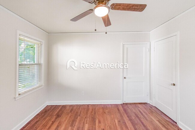 Building Photo - Newly Renovated off High Point Terrace!