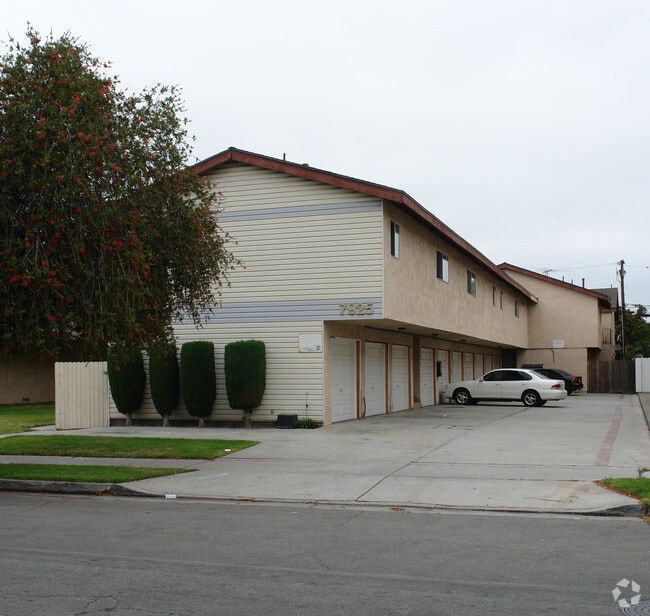 Primary Photo - 7925 Stark St