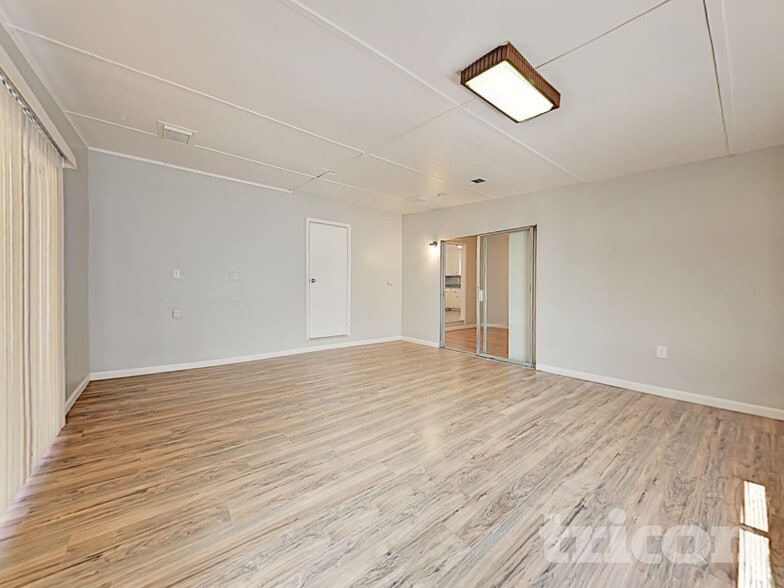 Building Photo - 402 E Pacific Ave