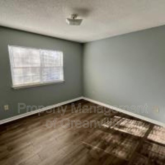 Building Photo - 212 Cavalier Dr