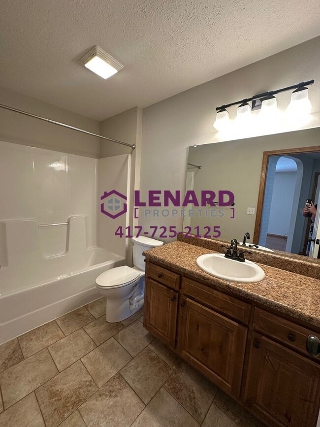 Building Photo - Spacious 3 Bedroom Home Ready for Move In!