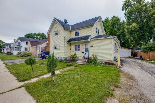 Building Photo - 162 7th St