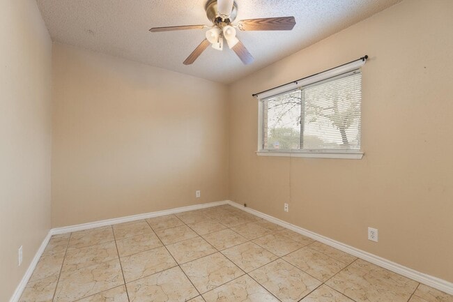 Building Photo - 9402 Valley Ridge