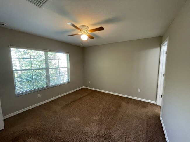 Building Photo - Beautiful End-Unit Townhome in Gated Eilan...