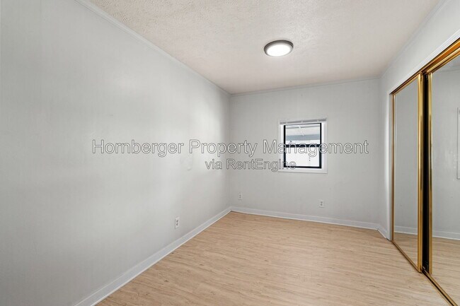Building Photo - 1327 E Walton Ave