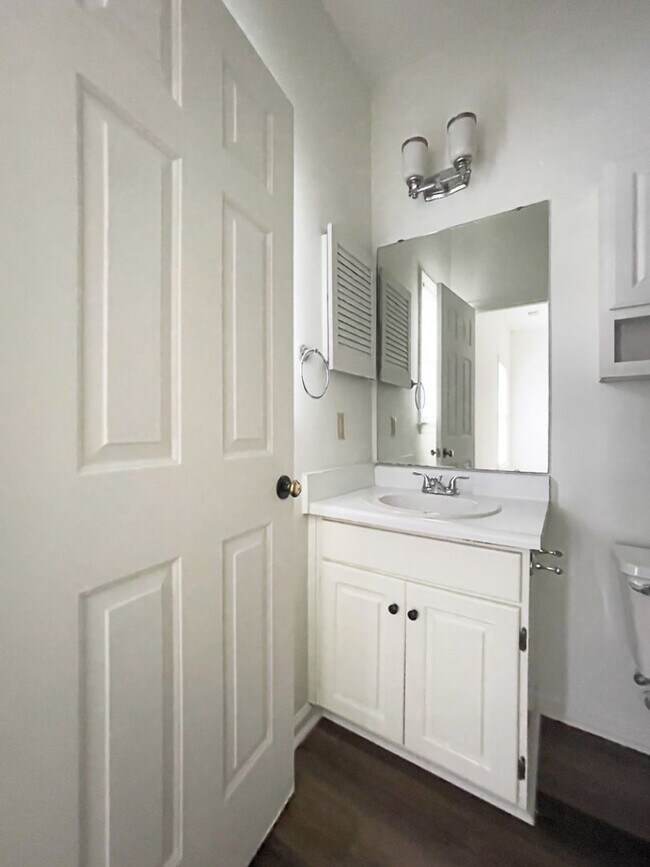 Building Photo - Two Bedroom Townhome!