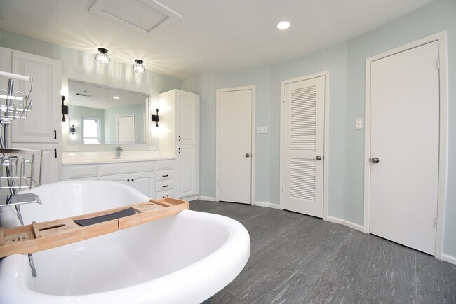 Building Photo - 6003 Long Leaf Dr
