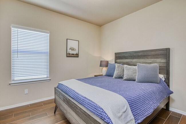 Building Photo - Westside area for Short or Long Term Rental(Completely Furnished) Beautiful 3 bed/2.5 baths
