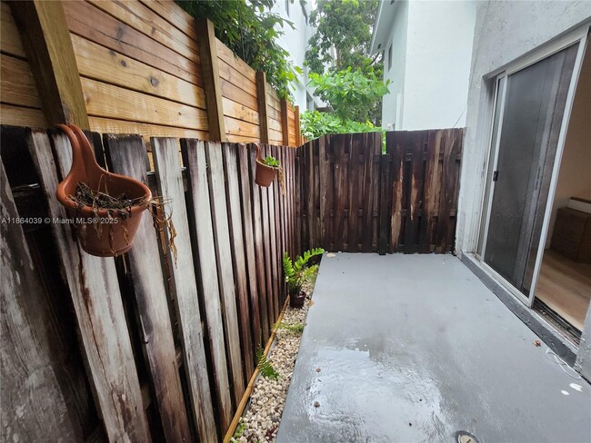 Building Photo - 2828 Coconut Ave