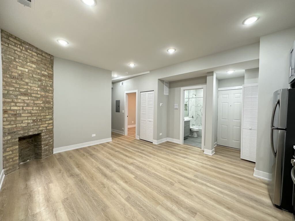 Building Photo - 431 W Belden Ave