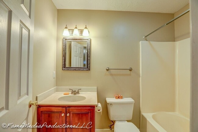 Building Photo - 2 Bdrm / 2 Bath, Condo - North Johnson City