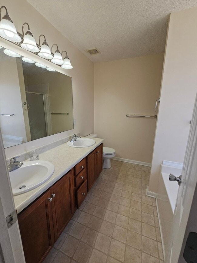 Building Photo - GORGEOUS 3 BEDROOM ACORN RIDGE BEAUTY!