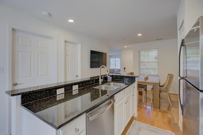 Building Photo - 501 Olmsted Park Pl