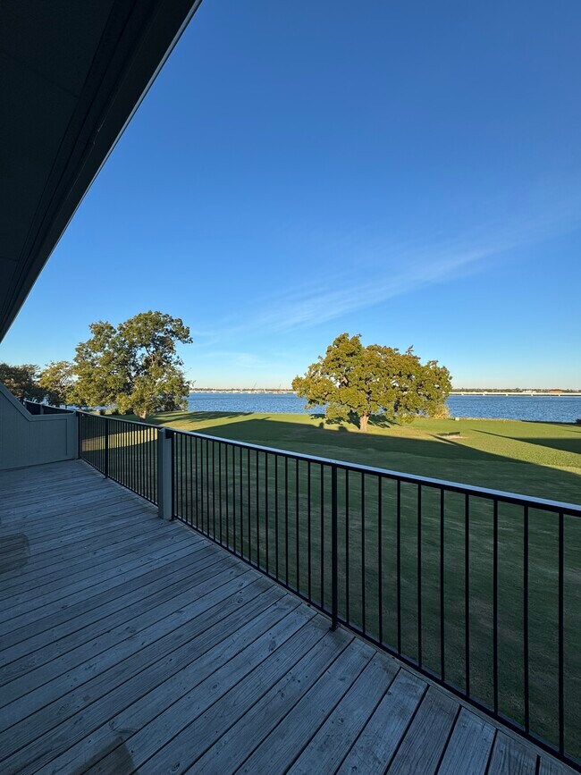 Building Photo - 1916 Signal Ridge Pl