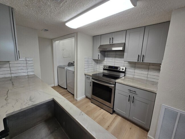 Building Photo - 5640 Birchmont Dr