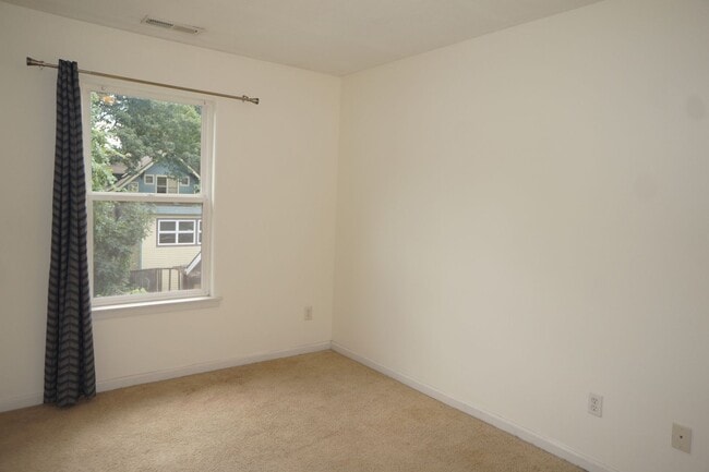 Building Photo - 3822 SE Schiller St