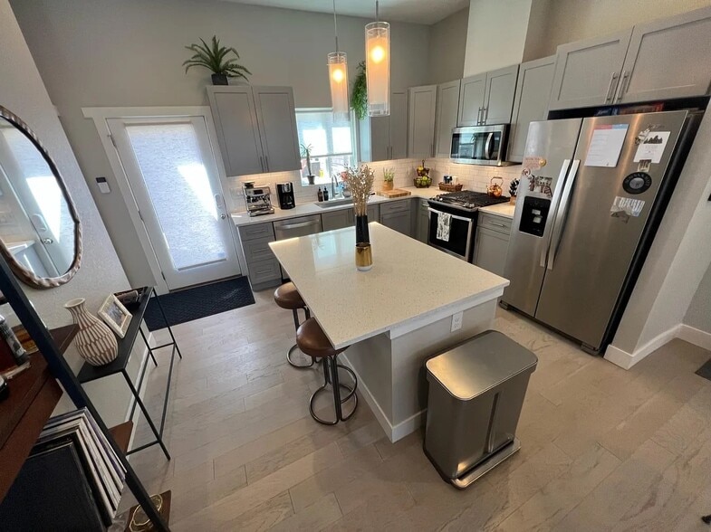 Kitchen - 2860 W Parkside Pl