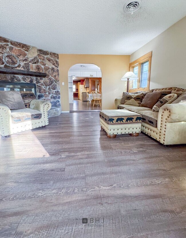 Building Photo - SHORT TERM 6 MONTH ONLY - Dog Friendly 3 b...