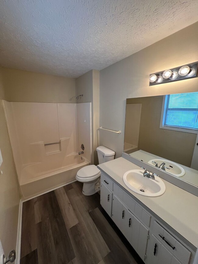 Building Photo - Great Split Level in Quiet Neighborhood!