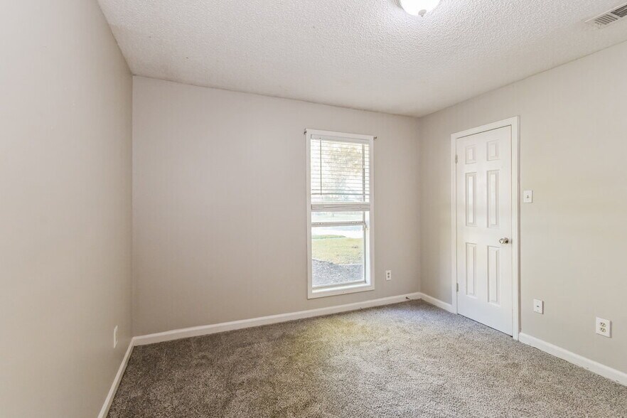 Building Photo - 4864 Barkshire Dr