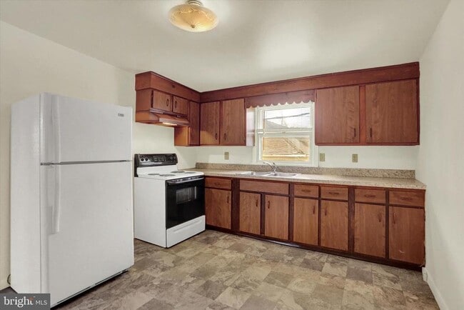 Building Photo - 105 W Main St