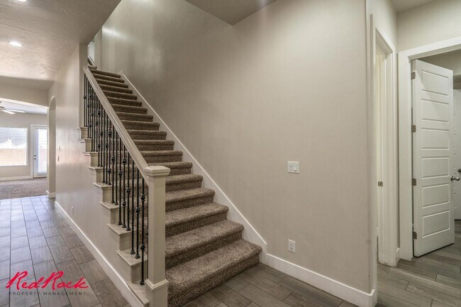 Building Photo - Pet Friendly 4 Bedroom Home! Internet Incl...