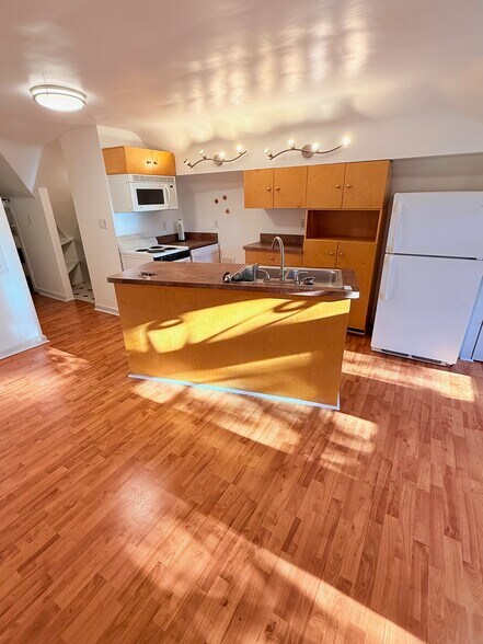 Building Photo - 801 Rubel Ave