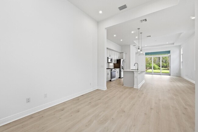 Building Photo - 140 SE Via Tirso