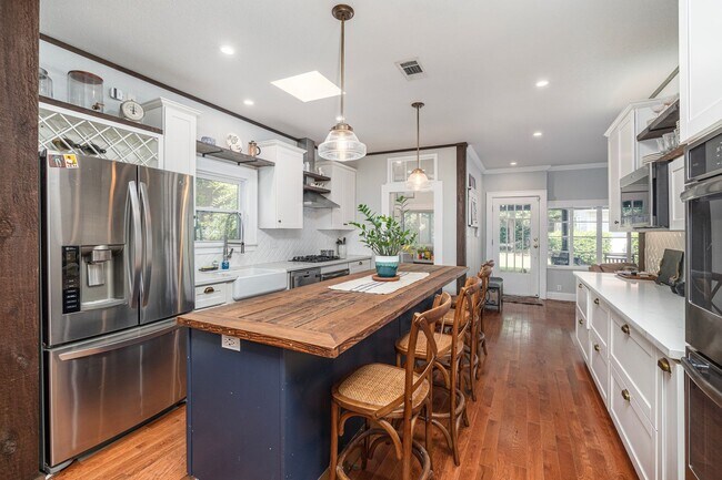 Building Photo - Berkeley Tudor For Lease!