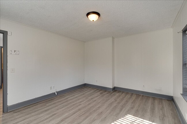 Building Photo - 2004 Wilson St