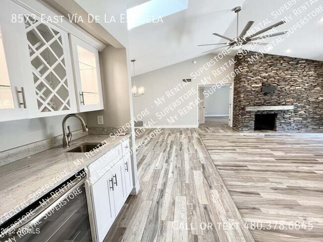 Building Photo - 8573 E Vía De La Escuela