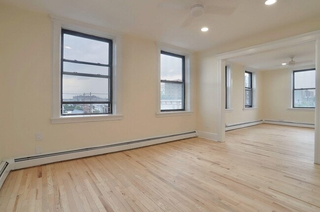 Building Photo - 327 8th St
