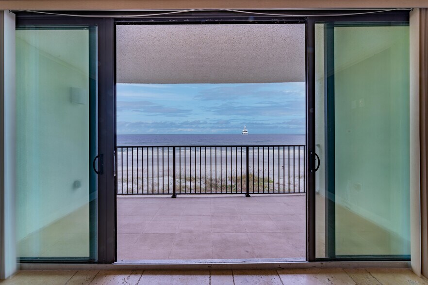 Building Photo - 2200 Ocean Dr S