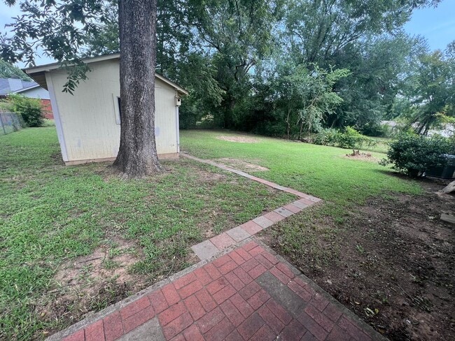 Building Photo - 3 Bed 1.5 Bath, Has large extra room that ...